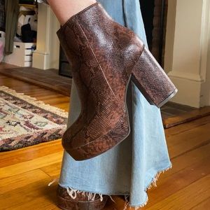 Vegan stormy platform boot